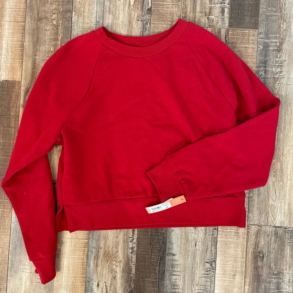 NWT Colsie 🎯 women’s red crewneck, size medium